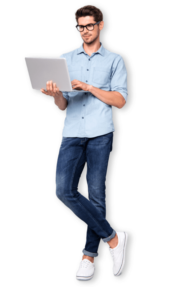 Uomo sorridente con laptop in mano