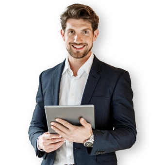 Donna sorridente con tablet in mano