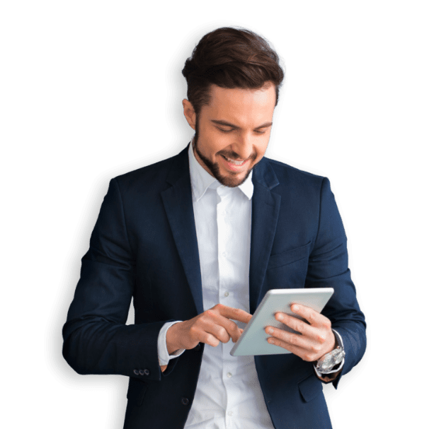 Uomo sorridente con tablet in mano