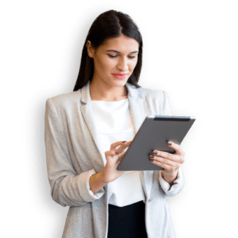 Donna sorridente con tablet in mano
