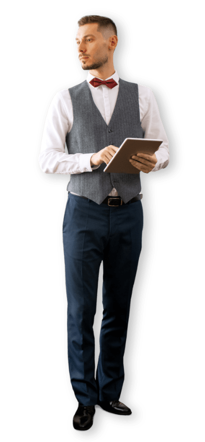 Uomo sorridente con tablet in mano