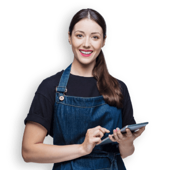 Donna sorridente con in mano il tablet