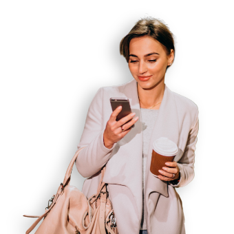 Donna sorridente con smartphone in mano