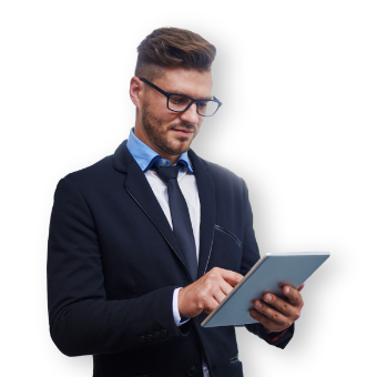 Uomo con in mano un tablet