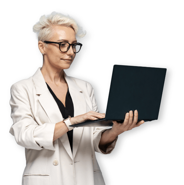 Donna sorridente con laptop in mano