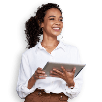 Donna sorridente con tablet in mano