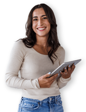 Donna sorridente con tablet in mano