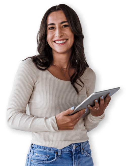 Donna sorridente con tablet in mano