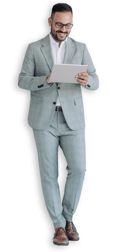 Uomo sorridente con tablet in mano