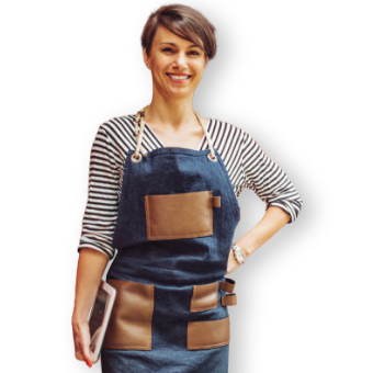 Donna sorridente con tablet in mano