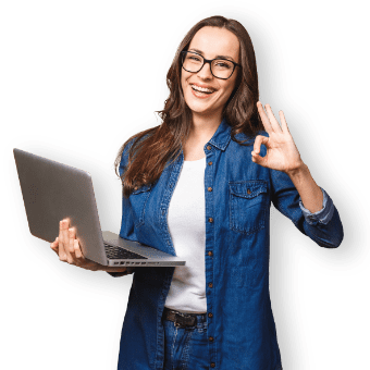 Donna sorridente con laptop in mano