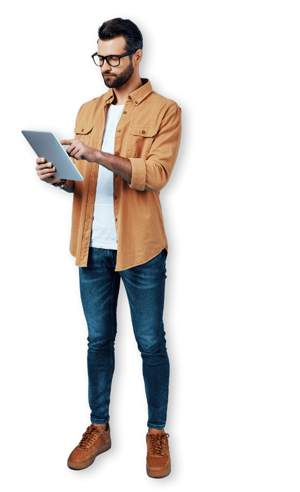 Uomo sorridente con tablet in mano