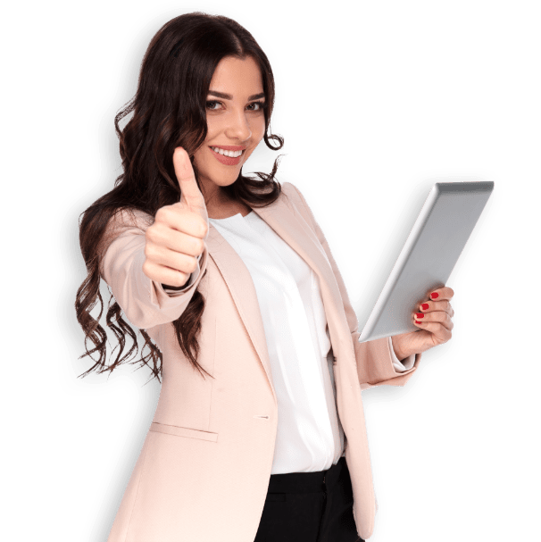 Donna sorridente con tablet in mano