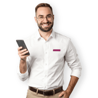 Uomo sorridente con smartphone in mano