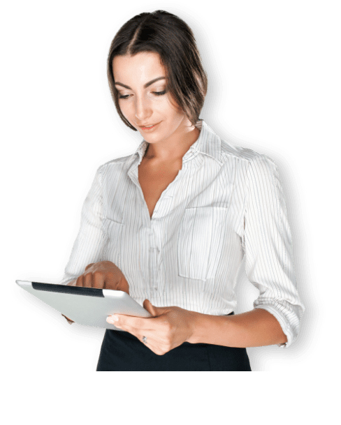 Donna sorridente con tablet in mano