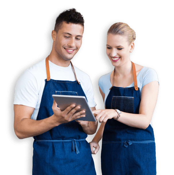 Uomo e donna sorridenti con in mano un tablet