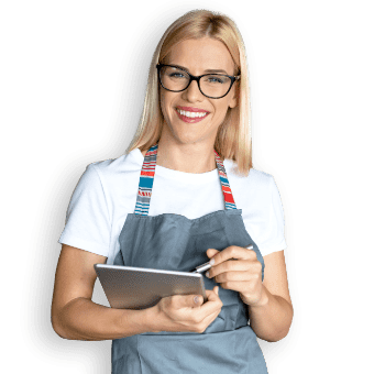 Donna sorridente con tablet in mano