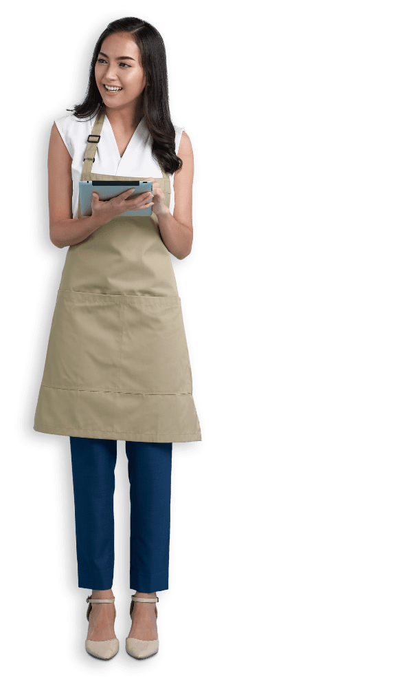 Donna sorridente con in mano il tablet