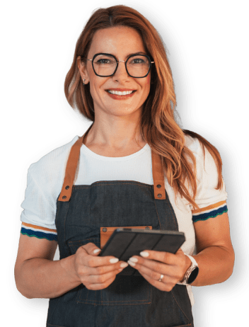 Donna sorridente con tablet in mano