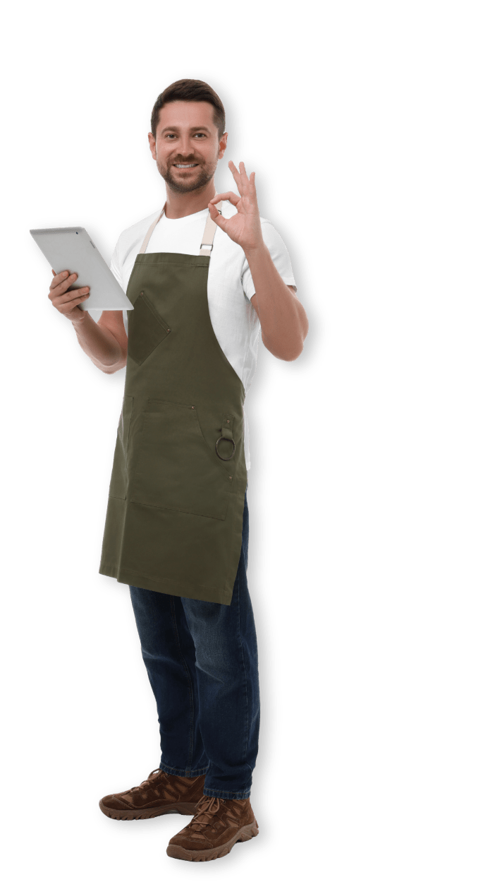 Uomo sorridente con tablet in mano