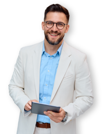 Donna sorridente con tablet in mano