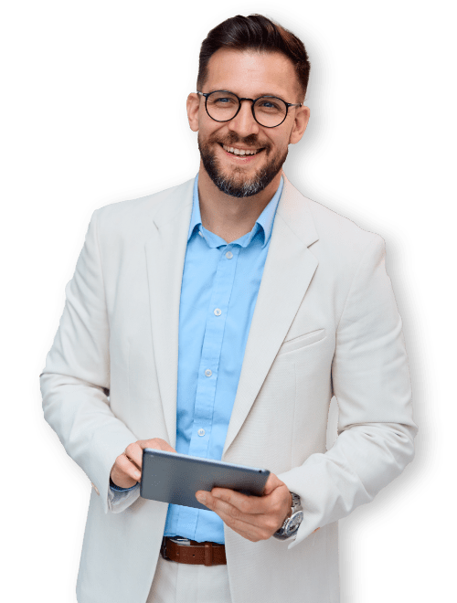 Donna sorridente con tablet in mano