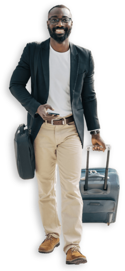 Uomo sorridente con tablet in mano