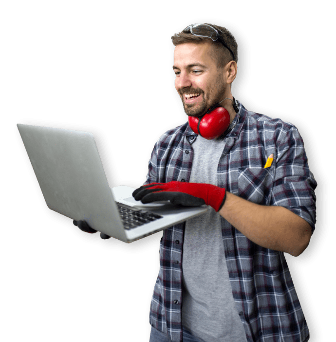 Uomo sorridente con in mano un laptop