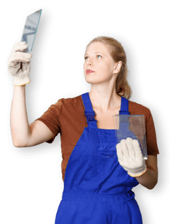 Donna con in mano una lastra di vetro