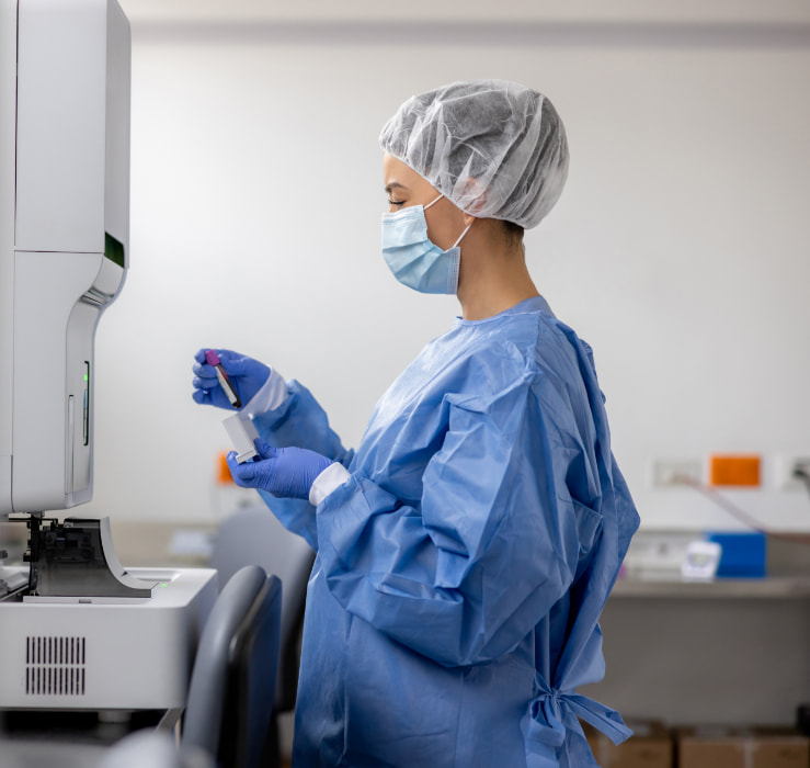 Dottoressa in laboratorio