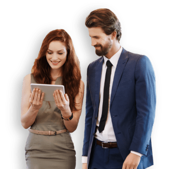 Uomo e donna con smartphone seguono i corsi di formazione professionale Zucchetti