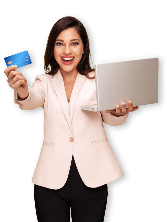 Ragazza sorridente con laptop e carta di credito