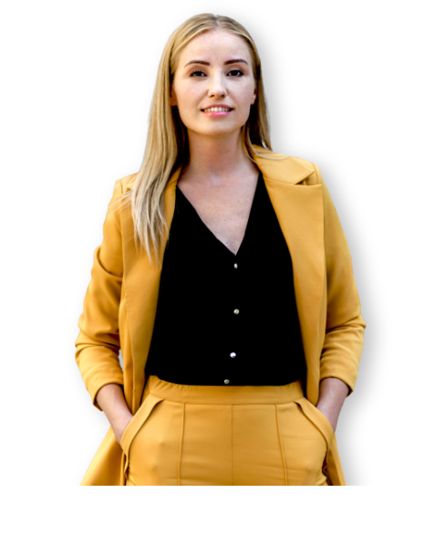 Donna sorridente utilizza il gestionale per associazioni