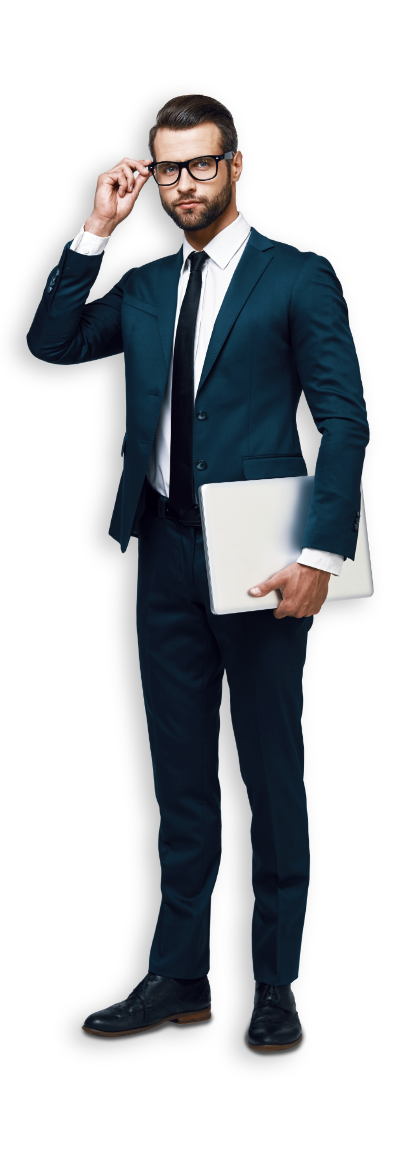Uomo con tablet usa il software gestionale per associazioni di categoria