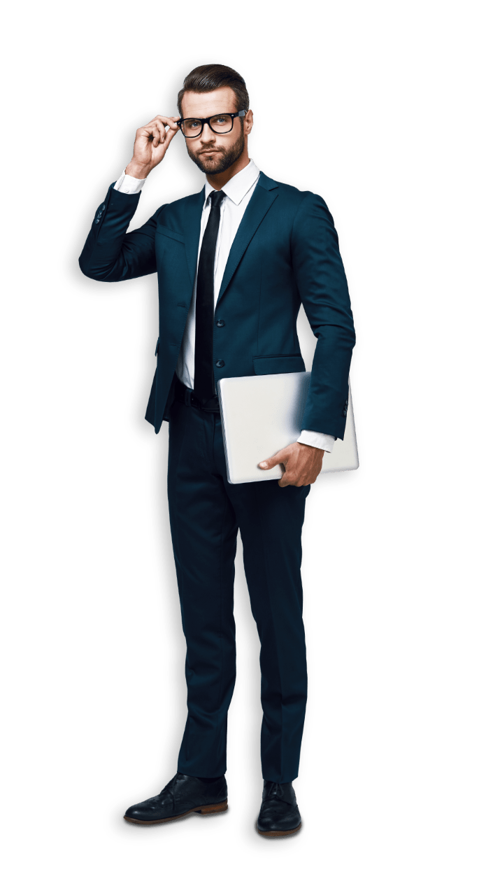 Uomo con tablet usa il software gestionale per associazioni di categoria