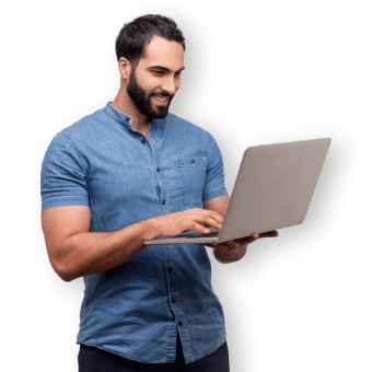 Uomo con PC usa i software per l
