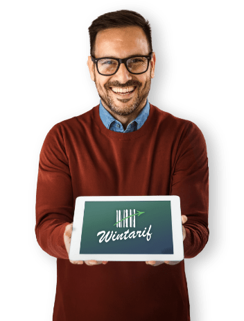 Uomo sorridente con tablet