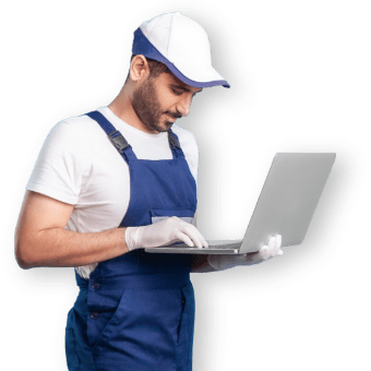 Uomo sorridente con laptop in mano