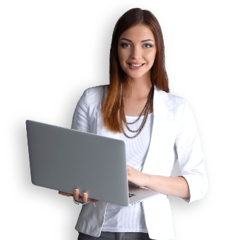 Donna sorridente con laptop in mano