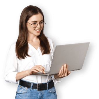 Donna sorridente con in mano un laptop
