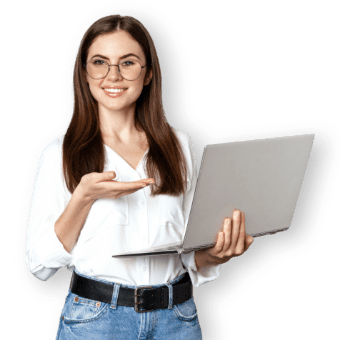 Donna sorridente con laptop in mano
