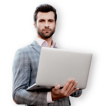 Uomo con PC usa il software per la gestione della tesoreria
