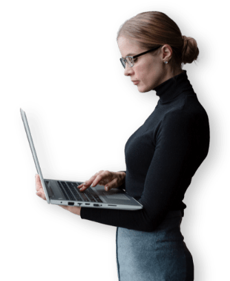 Donna con in mano un laptop 