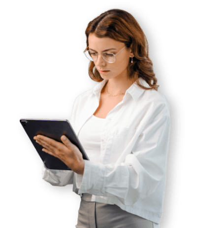 Donna con in mano un tablet