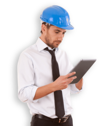 Uomo che indossa un casco da lavoro e ha in mano un tablet