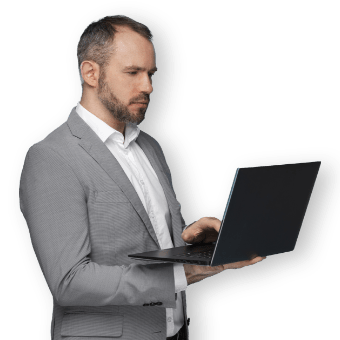 Uomo con laptop in mano