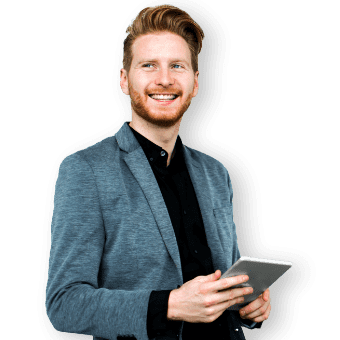 Uomo sorridente con in mano un tablet