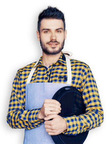 Uomo sorridente con in mano un vassoio