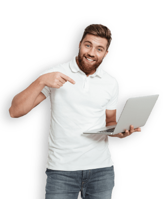 Uomo sorridente con laptop in mano
