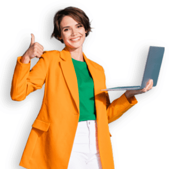 Donna sorridente col pollice in su e tiene in mano un laptop